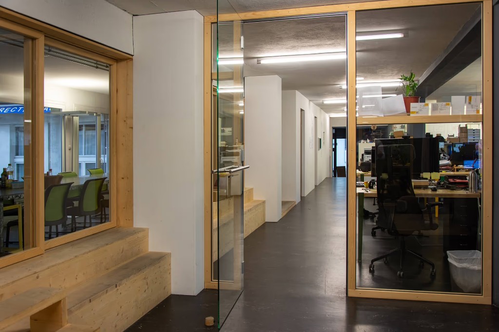 Intérieur de la Bergerie, espace partagé lumineux à Sion